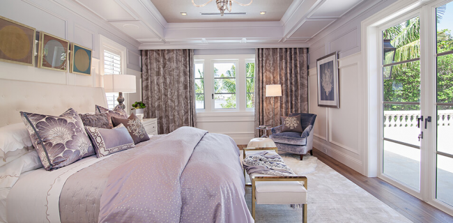 Біло-фіолетова спальня: поради дизайнерів по гармонійному поєднанню відтінків