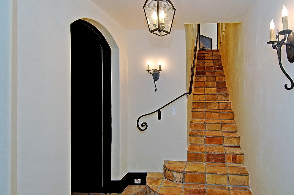 Керамічна плитка для сходів: що потрібно знати перед купівлею і варіанти укладання