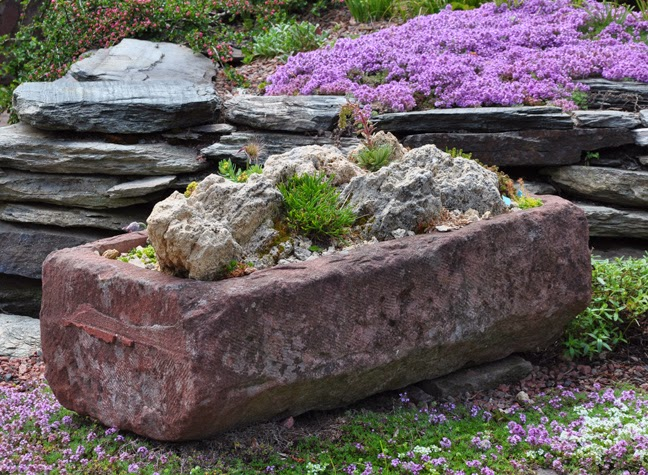 Клумби з каміння для саду: кращі ідеї та поради з декору від ландшафтних дизайнерів