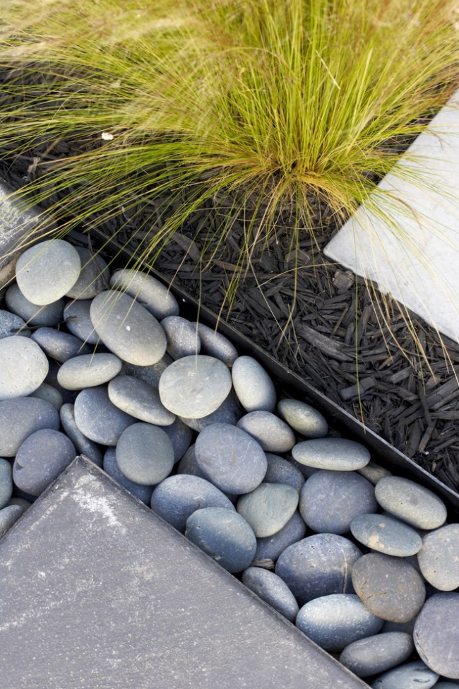 Клумби з каміння для саду: кращі ідеї та поради з декору від ландшафтних дизайнерів