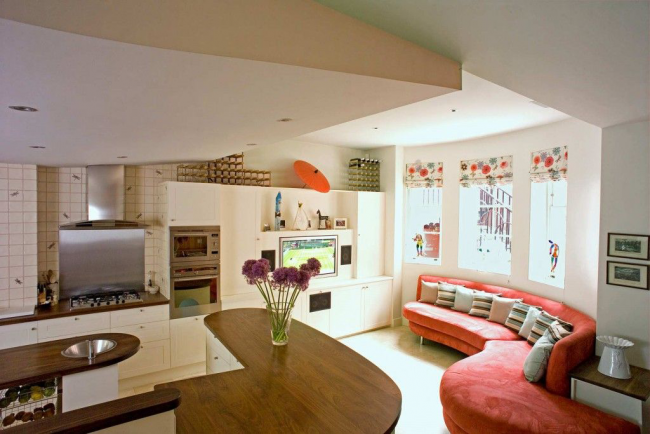 Дизайн просторій кухні з диваном: як створити продумане кухонне простір на 15 кв. метрів?