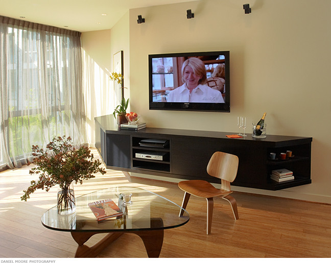 Підвісна полиця під телевізор: огляд функціональних і комфортних варіантів для дому
