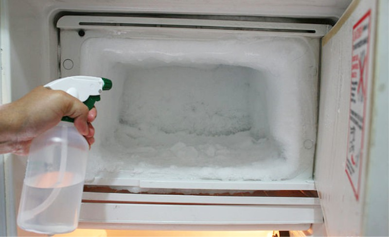 Як швидко розморозити холодильник: ефективні способи, лайфхаки та поради