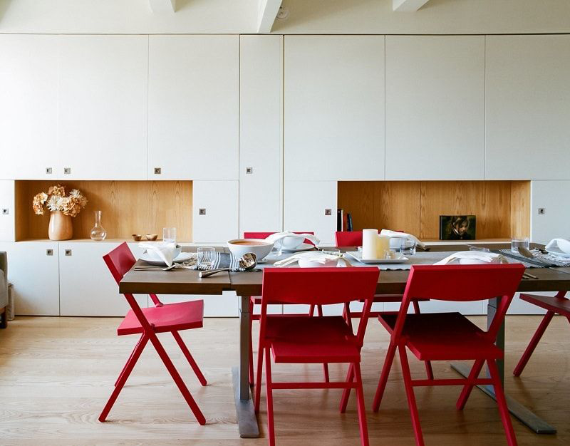 Складні стільці чи порятунок для маленьких кухонь: види конструкцій, плюси і мінуси