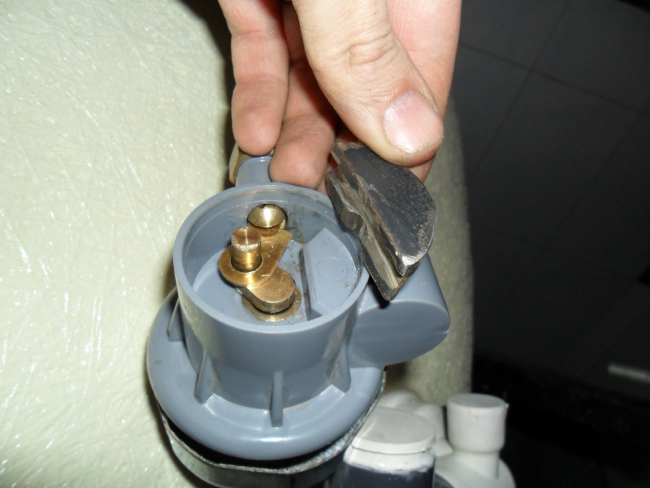 Система зливу-переливу для ванни напівавтомат: корисні поради для монтажу