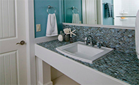 Вибираємо стільницю для ванної з мозаїки: дизайн, матеріали і особливості укладання