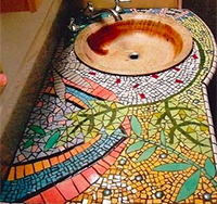 Вибираємо стільницю для ванної з мозаїки: дизайн, матеріали і особливості укладання
