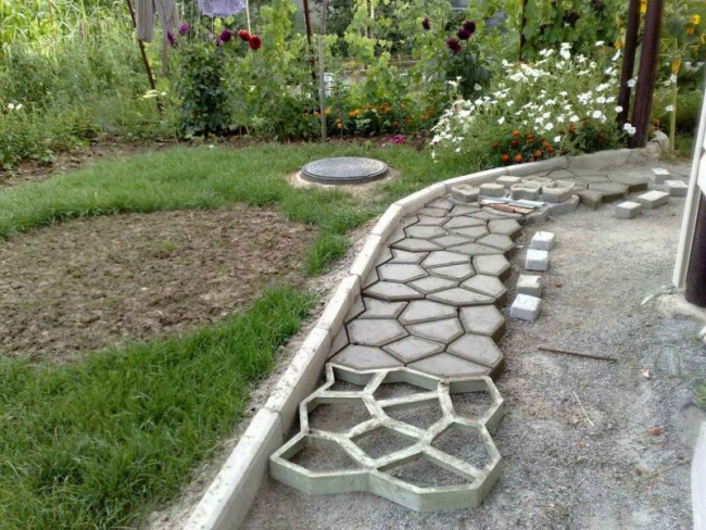 Садові доріжки без проблем: що потрібно знати і як вибрати потрібну форму для заливки?