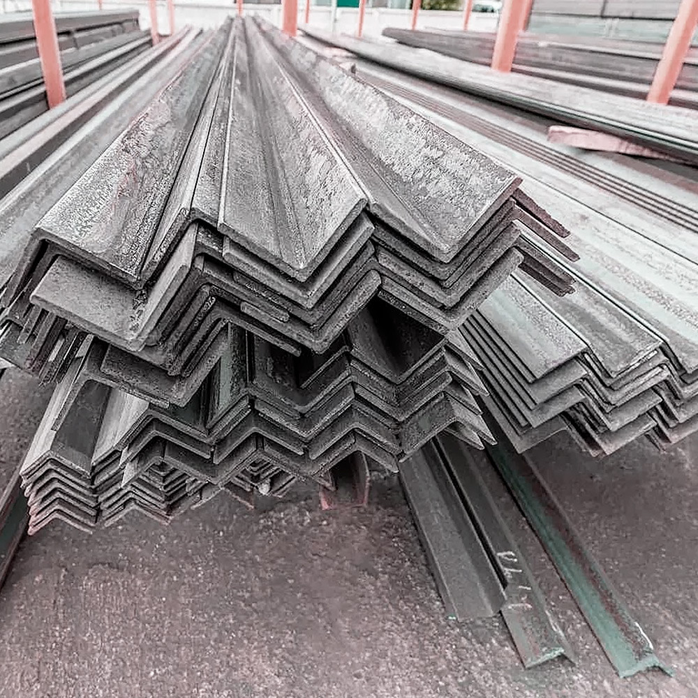 стальной горячекатаный уголок на складе металлопроката