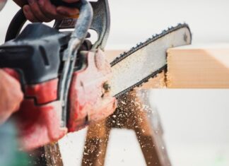 Come utilizzare una sega da taglio per tagli puliti del legno